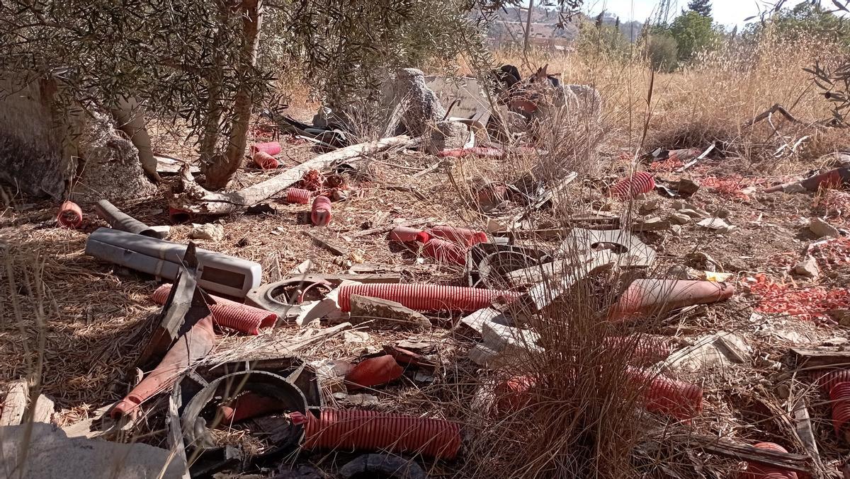 Otra núcleo de desechos relacionados en su mayoría con las obras de la hiperronda, en el parque periurbano de La Virreina, esta semana.