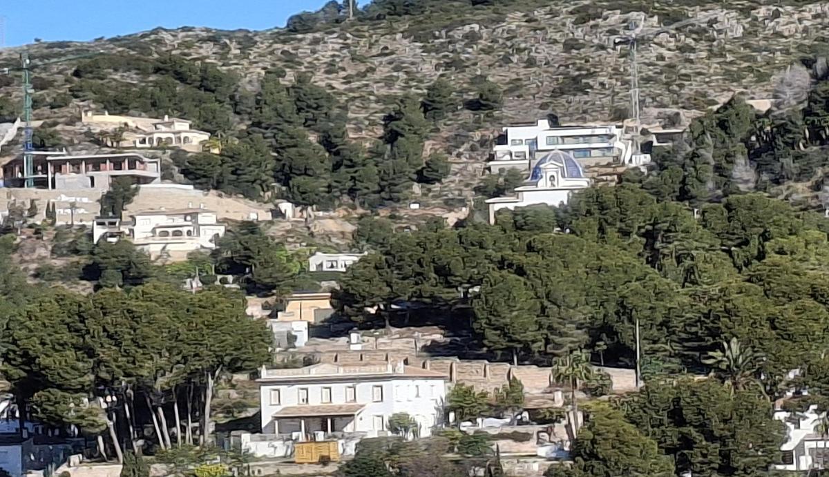 La cúpula azul ya no tiene un fondo verde de montaña. Tras ella, se ha construido un chalé de lujo y se alza una nueva grúa