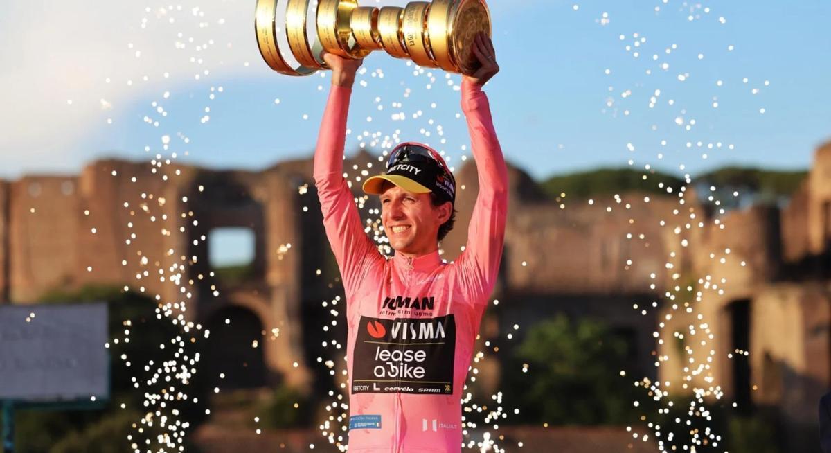 Simon Yates, en el podio final del Giro 2025.