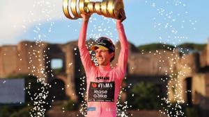 Simon Yates, en el podio final del Giro 2025.