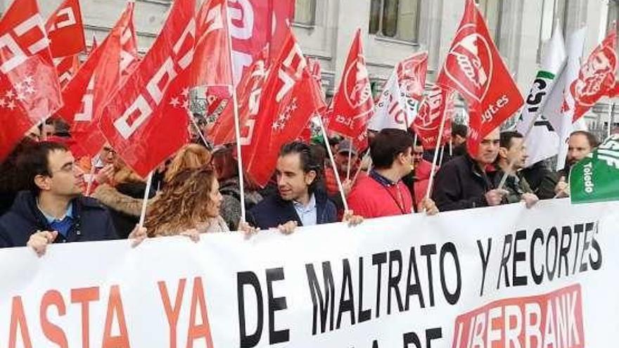 Delegados de Liberbank, ayer, ante el Banco de España, en Madrid.