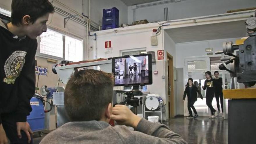 Un grupo de alumnos durante el rodaje de una de las secuencias del cortometraje.