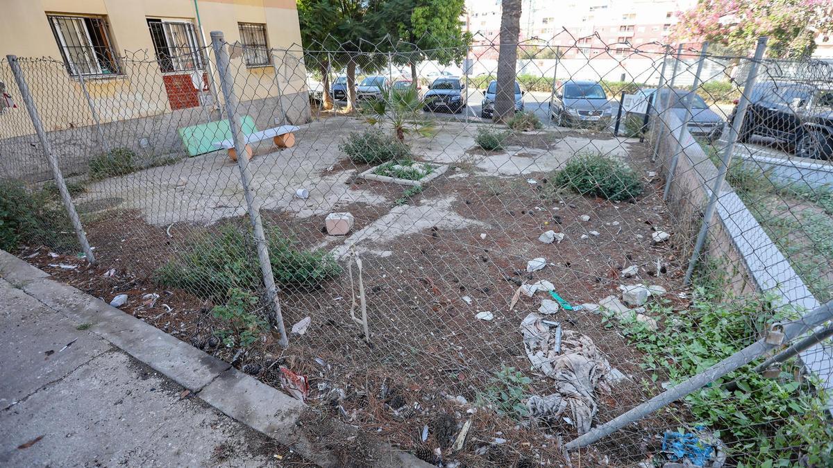 Espacio vallado en el que se advierte del "peligro de hundimiento"