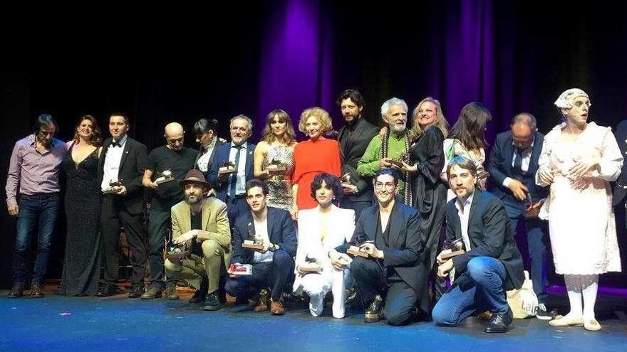 Foto grupal de los intérpretes premiados.