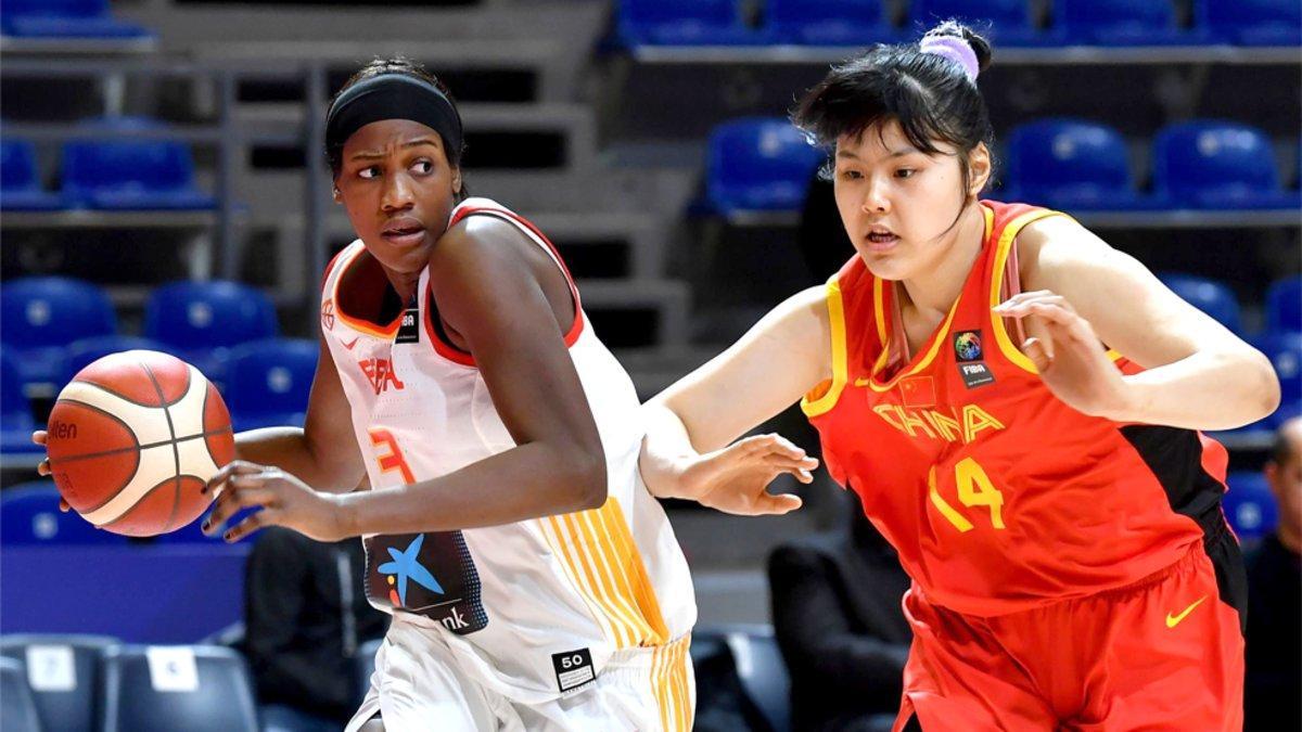 Nogaye Lo (izquierda) y Yueru Li durante el España-China del preolímpico de baloncesto