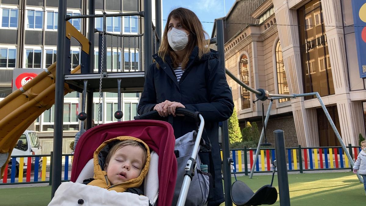 Alejandro González y su madre Beatriz Fernández en la plaza de La Gesta de Oviedo