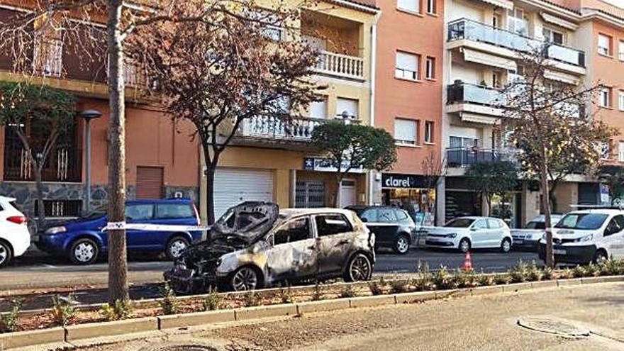 Foc en un cotxe a Sant Feliu