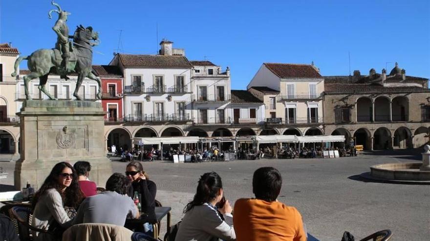 La ordenanza de usos de la vía pública prohíbe abordar a los viandantes en Trujillo