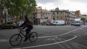 Una ciclista circula en la confluencia de las calles Ciutat de Granada y Pujades, donde se prevé uno de los nuevos ejes verdes en Barcelona.