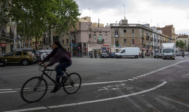Una ciclista circula en la confluencia de las calles Ciutat de Granada y Pujades, donde se prevé uno de los nuevos ejes verdes en Barcelona.