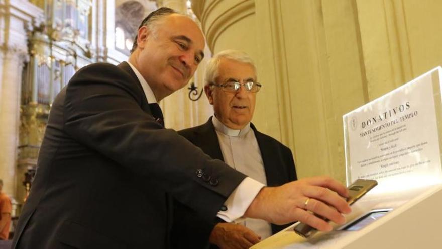 Juan Ignacio Zafra y Antonio Aguilera prueban uno de los dos cepillos digitales instalados en la Catedral.