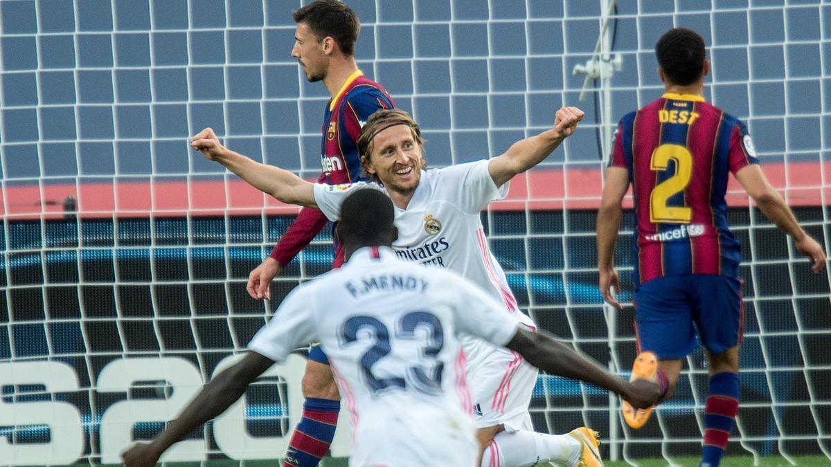 Modric celebra el tercer gol del Madrid en el Camp Nou.