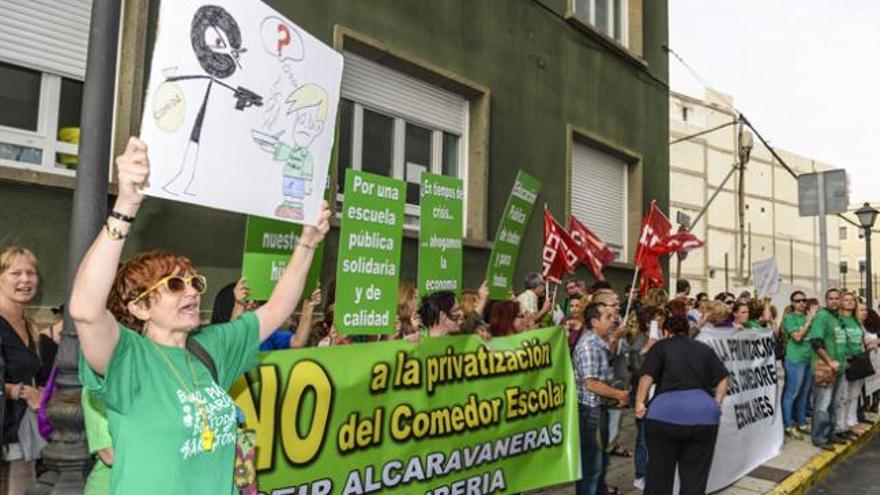 Padres, trabajadores y representantes sindicales protestan, ayer, frente a la consejería de Educación. | josé carlos guerra