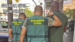 La Guardia Civil traslada a uno de los estafadores detenidos.