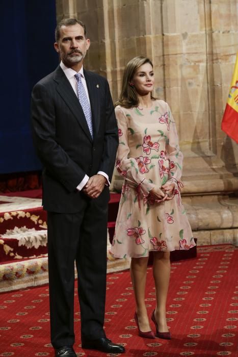 El Rey Felipe VI impone las insignias a los galardonados con los premios "Princesa de Asturias" 2017