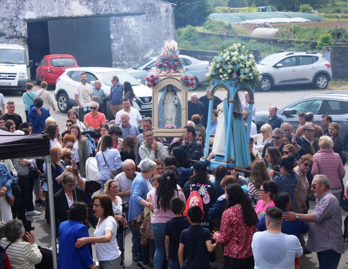 Multitudinario recibimento á súa chegada a San Xoán de Camba. | Manolo Seixas