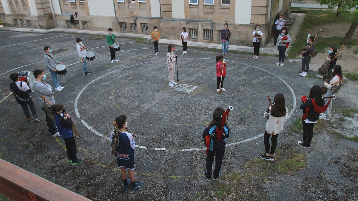 La banda preparatorio, la cantera de la Real Banda de Ourense, forma en un círculo durante un ensayo. // IÑAKI OSORIO