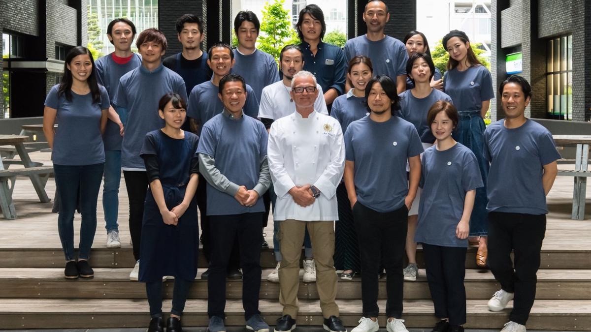 Escribà junto a Nakamura y el equipo de El Xiringuito Tokio.