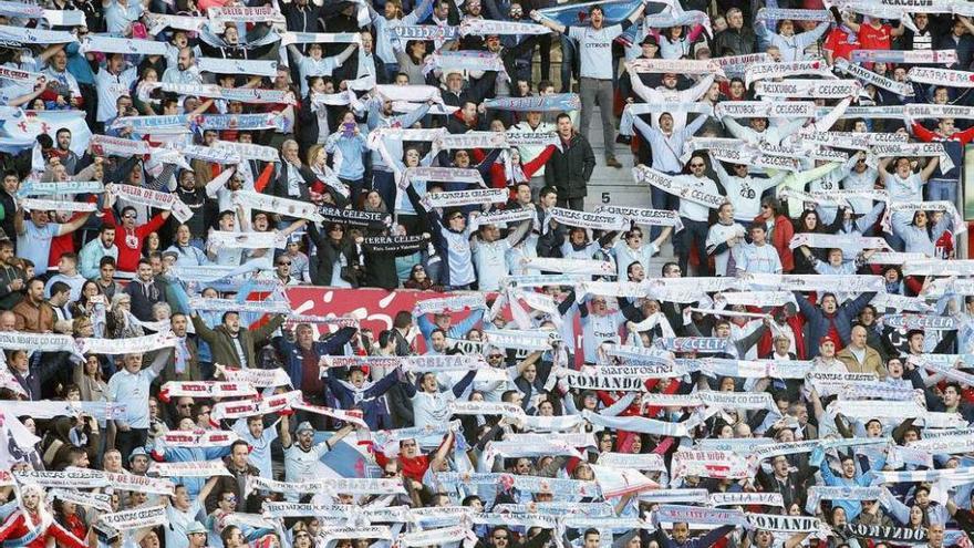 Los aficionados despliegan sus bufandas al comienzo del partido. // LOF