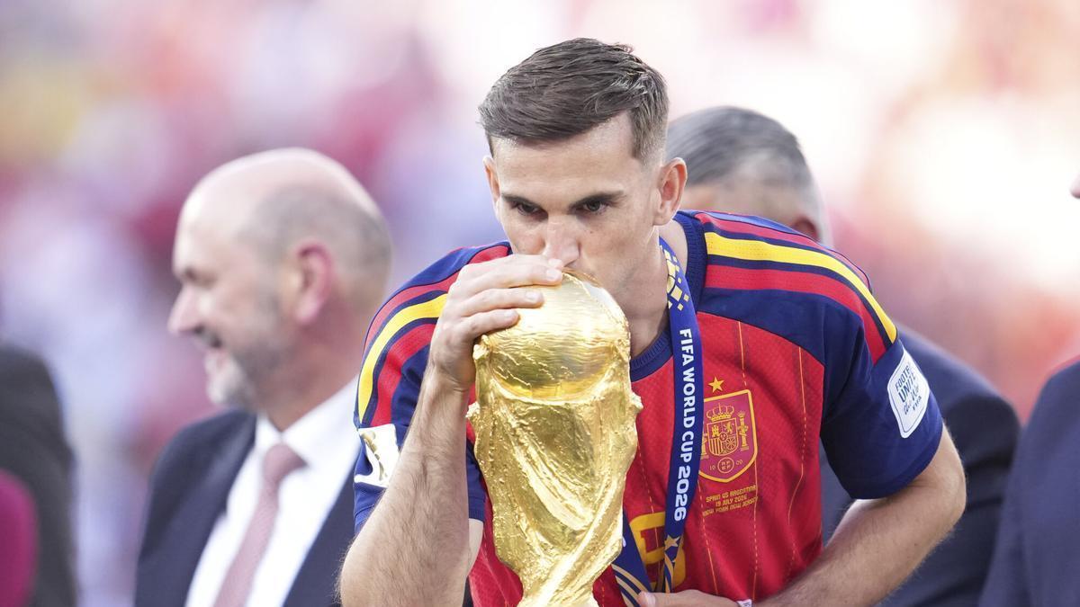 Fabian Ruiz,con la Copa del Mundo.