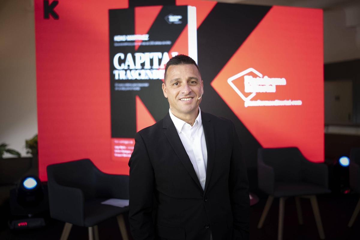 El exfutbolista Keko Martínez, autor de 'Capital Trascendente', antes de la presentación de su libro.