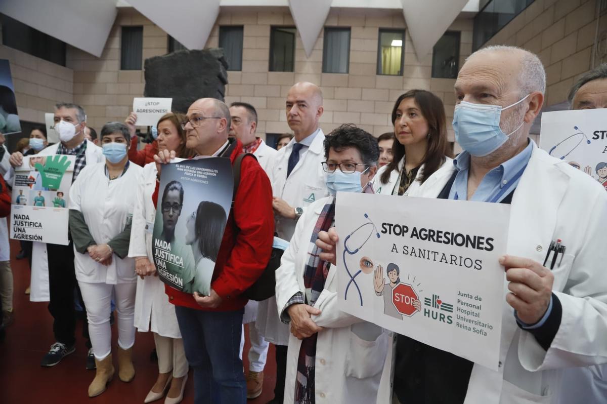 Concentración contra las agresiones a sanitarios en la entrada del hospital Reina Sofía.