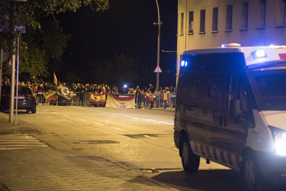 Antifeixistes i espanyolistes conflueixen davant la Guàrdia Civil de Manresa