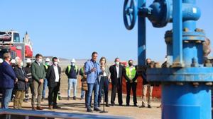 El presidente del Gobierno, Pedro Sánchez, durante su intervención ante los medios después de realizar la visita a la planta geotérmica de Cardial Recursos Alternativos, SL, este 7 de febrero de 2022 en Níjar, Almería. Se trata de la primera planta en aprovechamiento de geotermia que, además, permitirá abastecer de calefacción barata y renovable a la industria agrícola de la región.