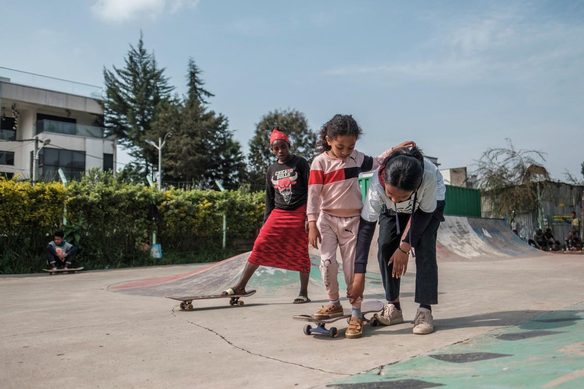 El skate entre niñas etíopes, mejora su salud mental y las empodera