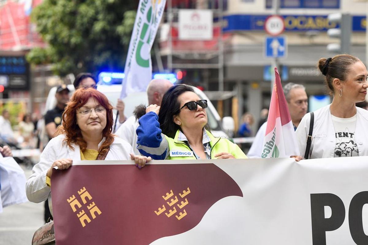 Las imágenes de la protesta de médicos contra el Estatuto Marco este miércoles en Murcia