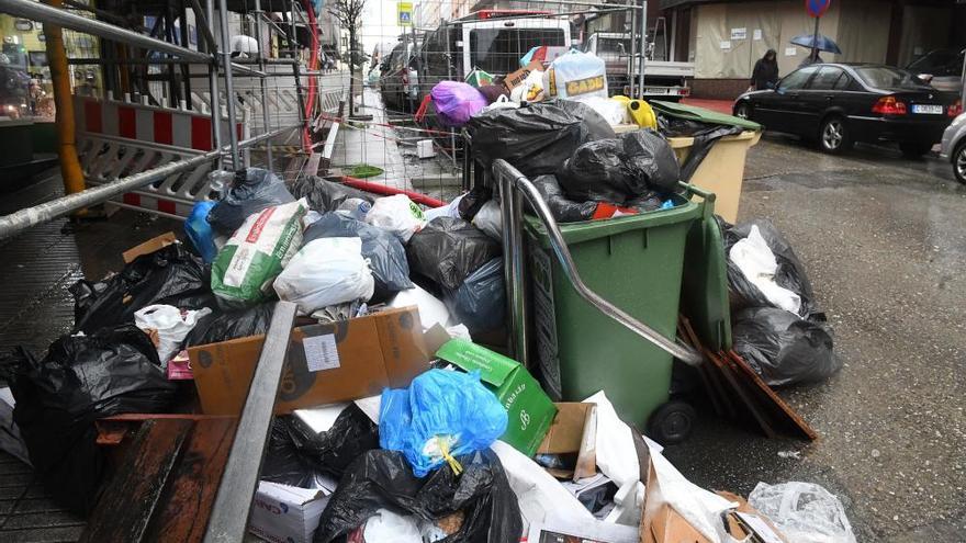 Quince vehículos de la basura salen a la calle pero solo ocho completan el servicio