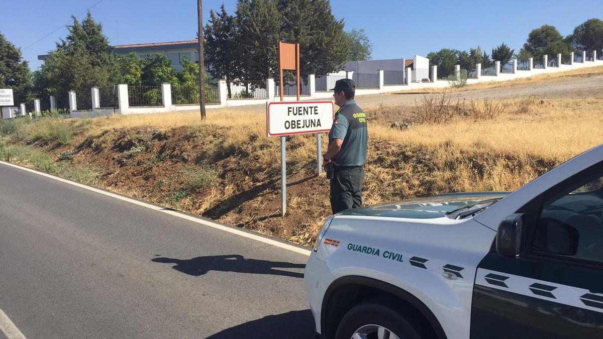 Un agente de la Guardia Civil, a la entrada de Fuente Obejuna,