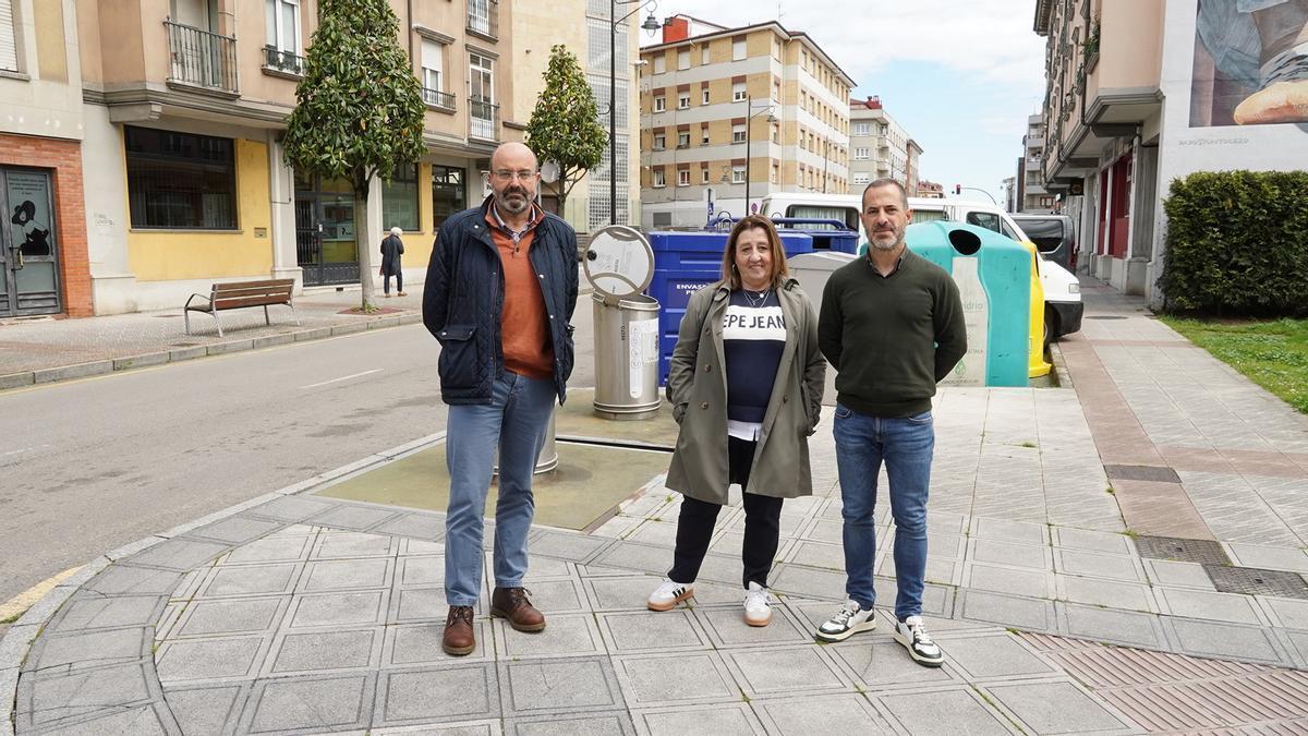 Por la izquierda, el ingeniero José Antonio Martínez, Sonia Lago y Ángel García, en Lugones
