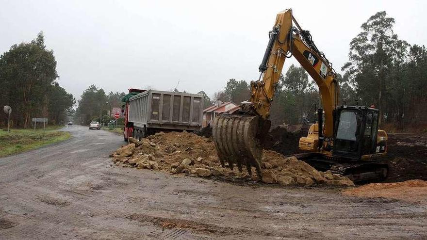 Obras de destierre para construir la nueva gasolinera al inicio de Toedo, en la salida de A Estrada hacia Santiago. // Bernabé / Cris M.V.