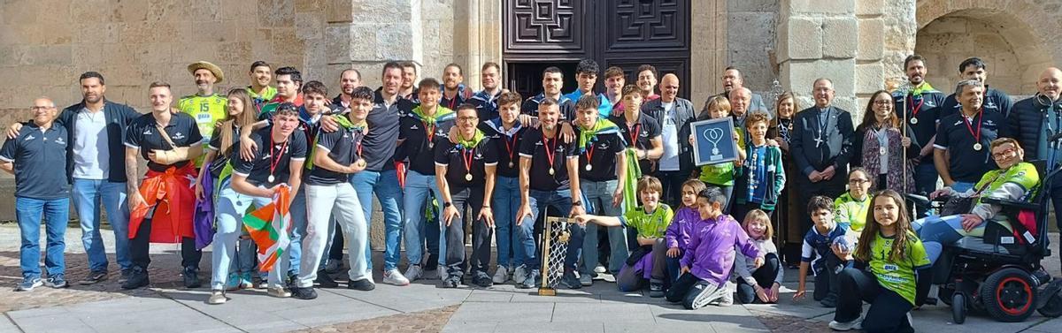 El equipo zamorano y varios seguidores posan junto al obispo a las puertas de la iglesia de San Ildefonso.