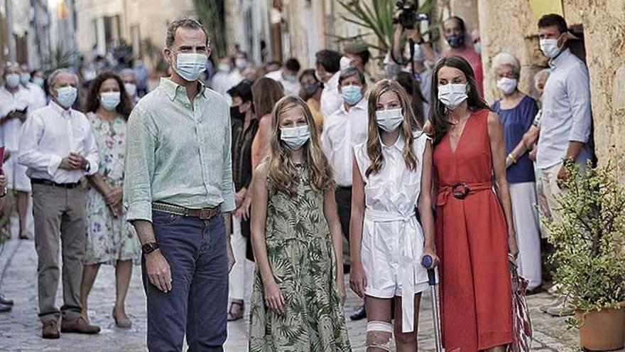 Los Reyes Felipe VI y Letizia junto a sus hijas durante su visita a Petra.