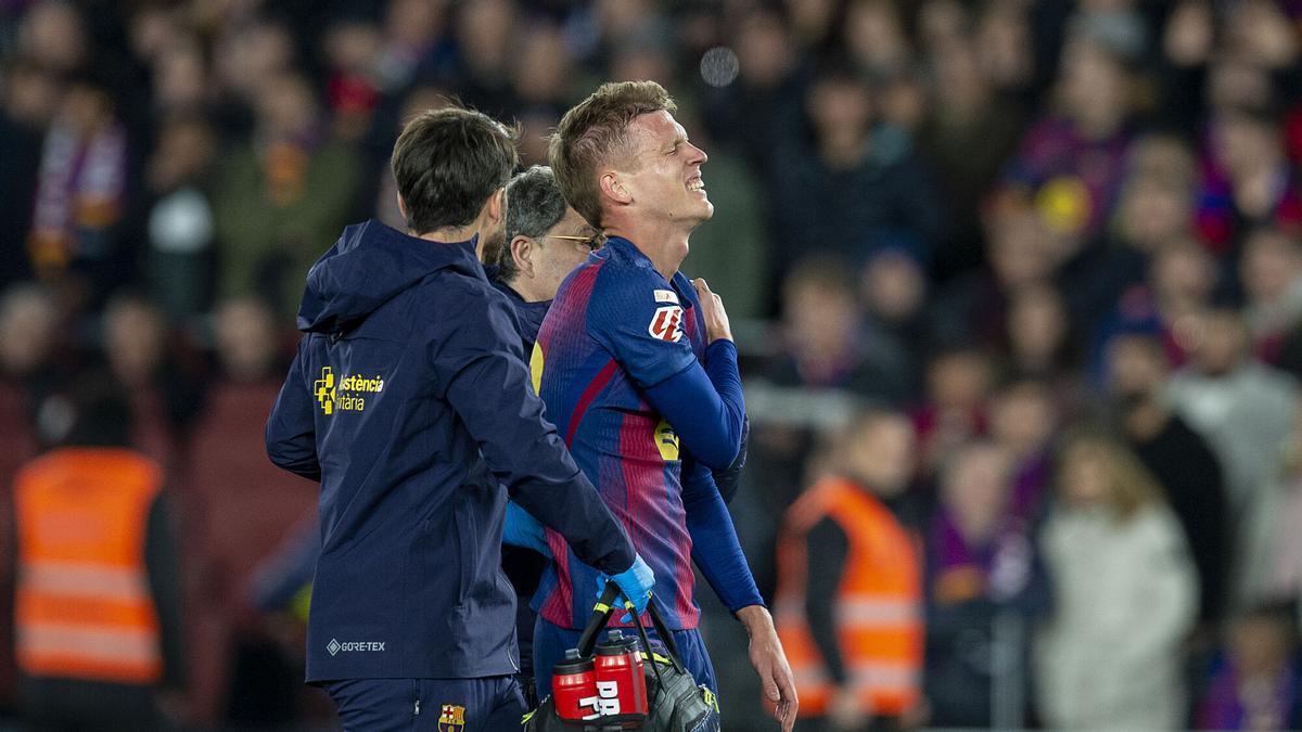 Barcelona 02.12.2025. Deportes. Olmo atendido por los médicos tras anotar el segundo gol y lesionarse en la caída durante el partido de liga entre el FC Barcelona y el Atlético de Madrid en el Spotify Camp Nou. Fotografía de Jordi Cotrina