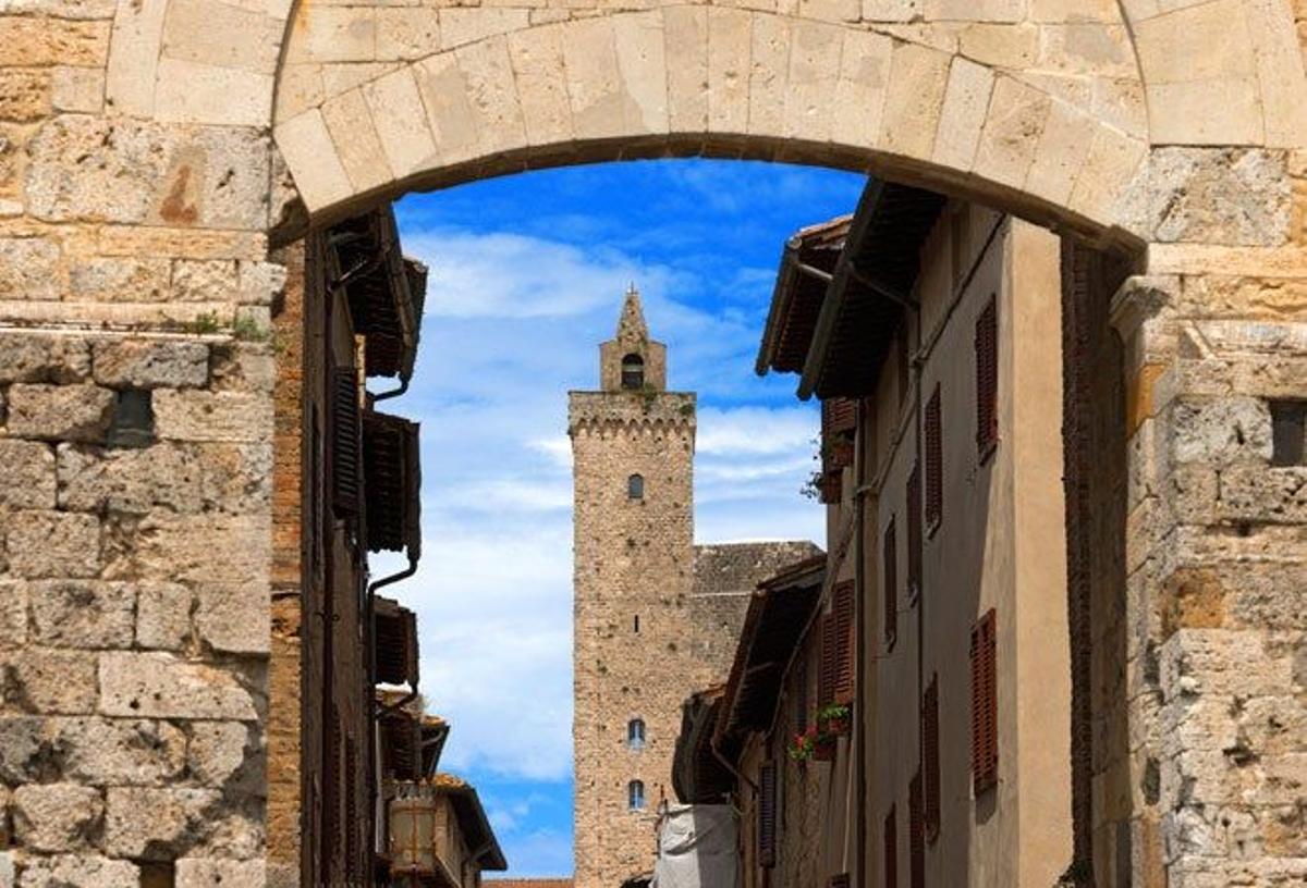 Torre enmarcada por una puerta en San Gimignano.