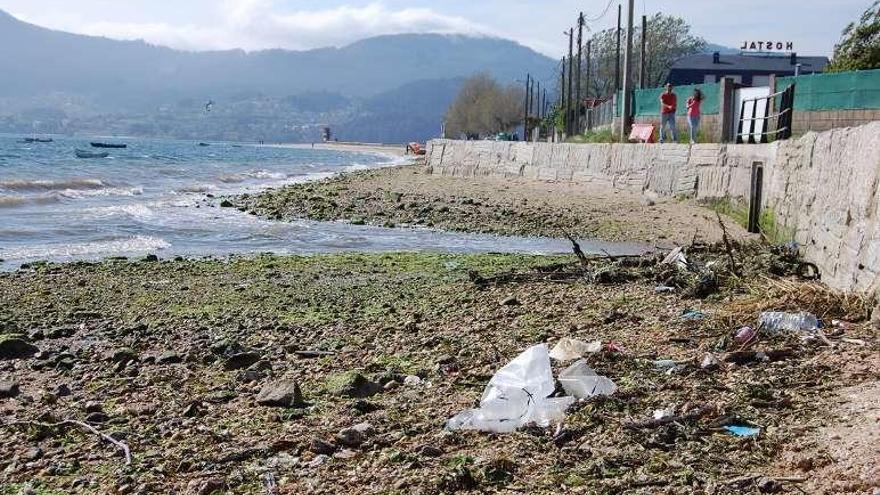 Estado que presenta la playa de Cesantes en la zona del muro. // FdV