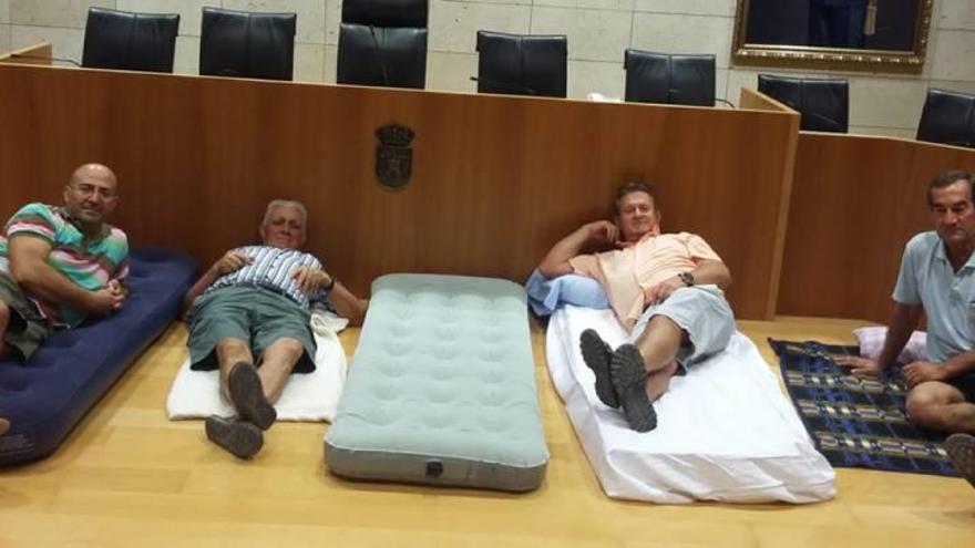 Los vecinos llevan durmiendo nueve noches en el Salón de Plenos del consistorio en colchones.