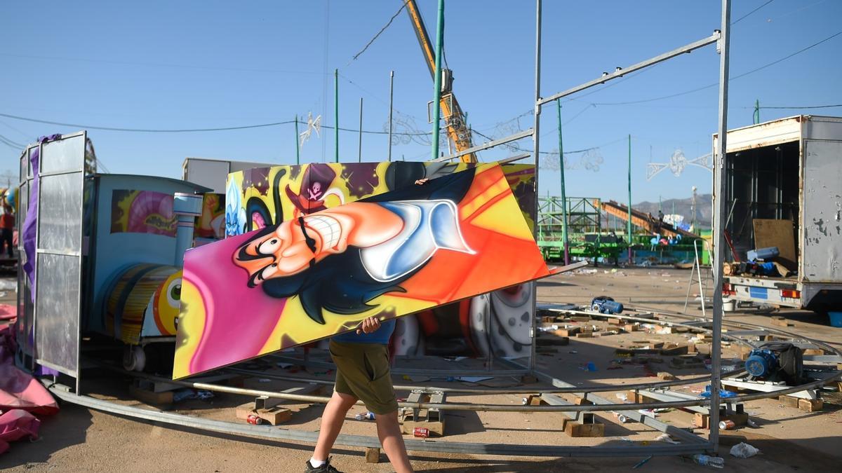 Desmontaje de las atracciones y las casetas de la Feria de Málaga