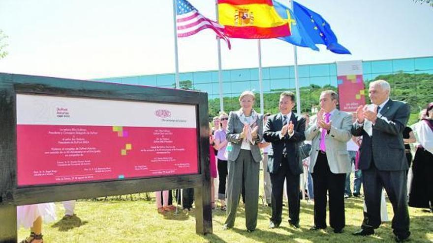 Dirigentes de Du Pont y autoridades, ante la placa que conmemora los 20 años de Du Pont en Asturias.