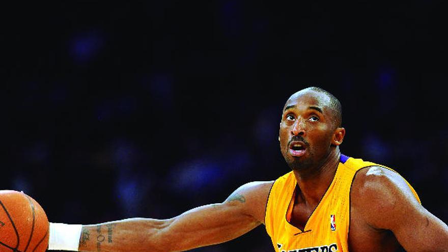 Kobe Bryant en plena acción con la camisa del equipo de su vida, Los Ángeles Lakers.