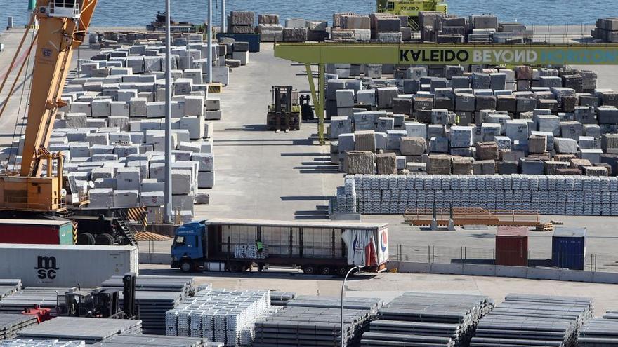 Bloques de acero y granito en el puerto de Vigo.