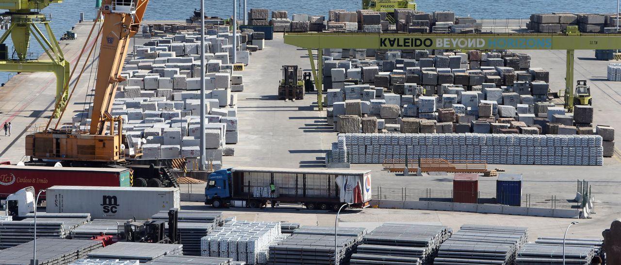 Bloques de acero y granito en el puerto de Vigo.