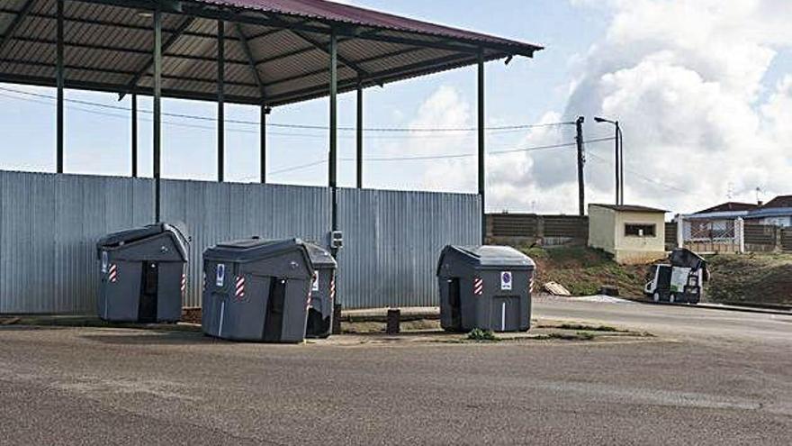 Una barredora municipal en el lavadero del Mercado Regional de Ganados.