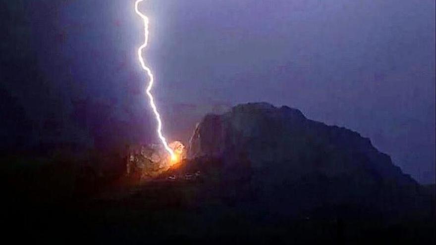 Así ha impactado un rayo en el monte Benicadell