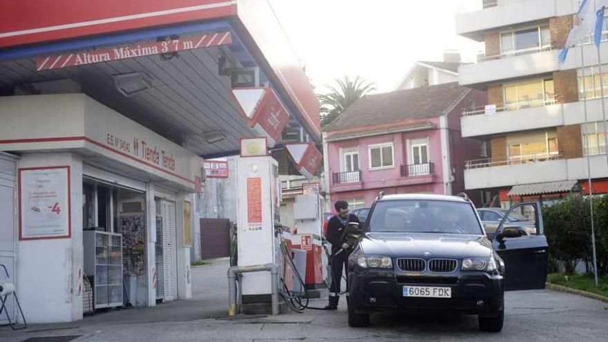 La gasolinera de Santa Cruz, ayer, de nuevo en funcionamiento.