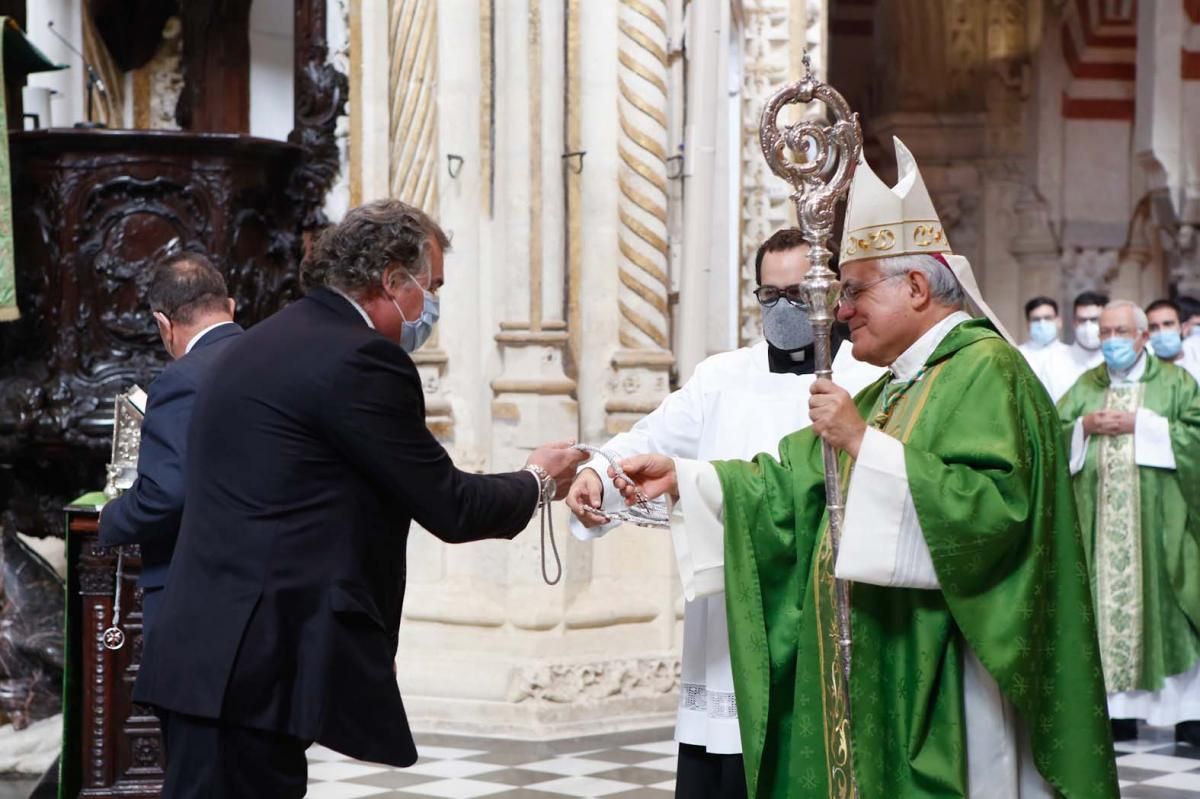 Olga Caballero y la junta directiva de la Agrupación de Cofradías toman posesión en la Catedral