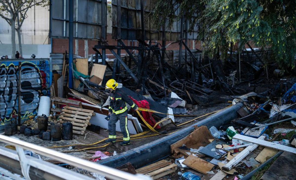 Els Mossos investiguen si l’incendi d’unes barraques a Bac de Roda va ser provocat